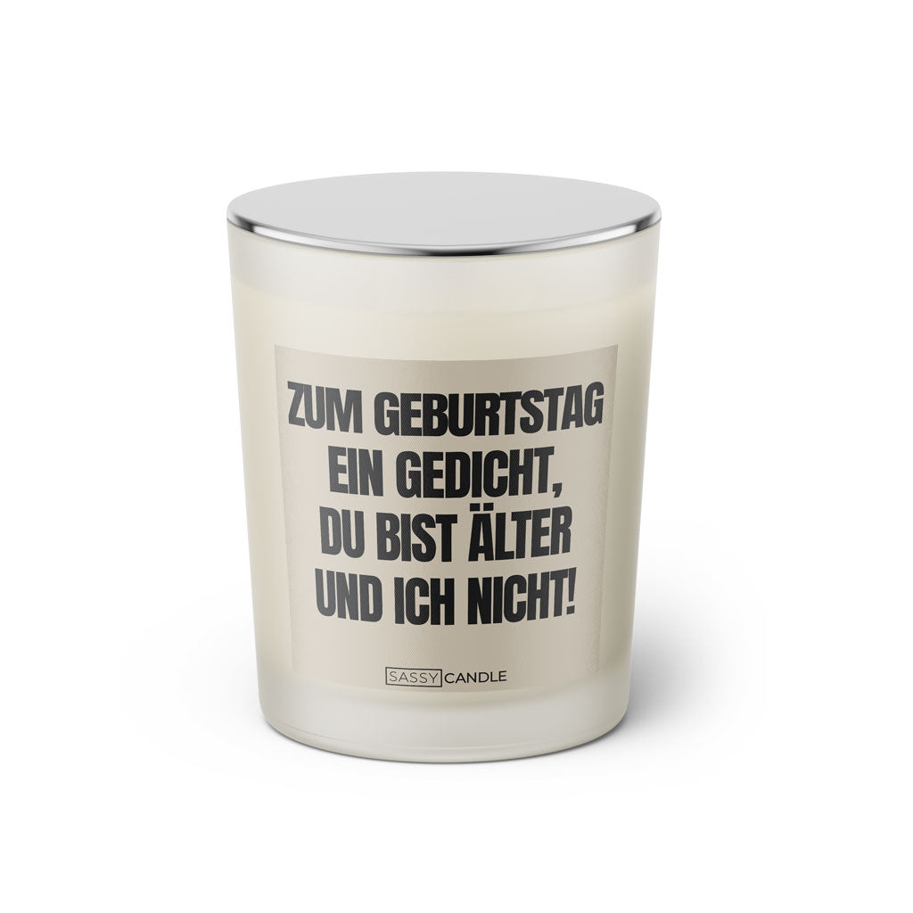 Duftkerze mit Spruch: Zum Geburtstag ein Gedicht, du bist älter und ich nicht! Farbe beige und schwarz von Sassy Candle.