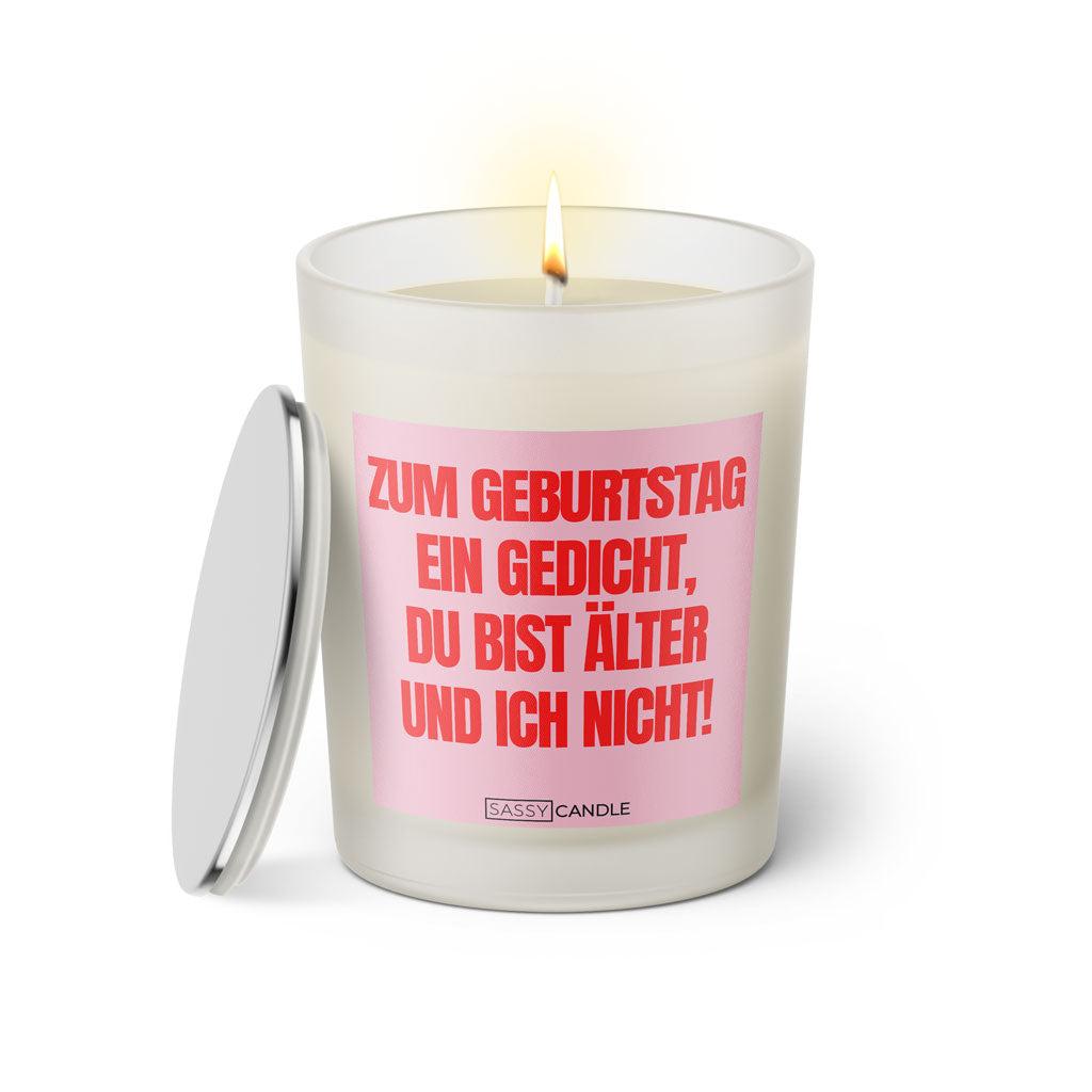 Duftkerze mit Spruch: Zum Geburtstag ein Gedicht, du bist älter und ich nicht! Farbe rosa und pink von Sassy Candle.