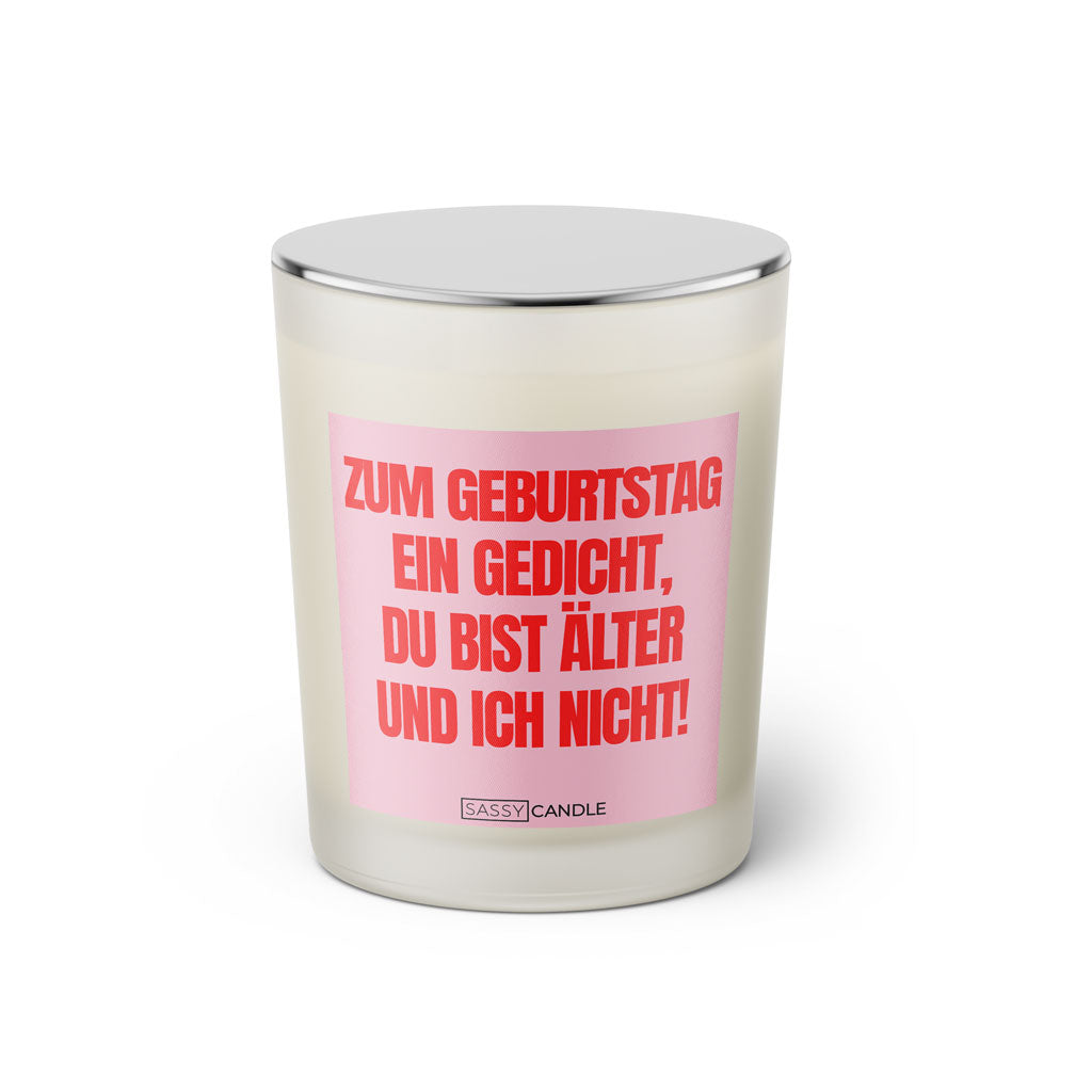 Duftkerze mit Spruch: Zum Geburtstag ein Gedicht, du bist älter und ich nicht! Farbe rosa und pink von Sassy Candle.