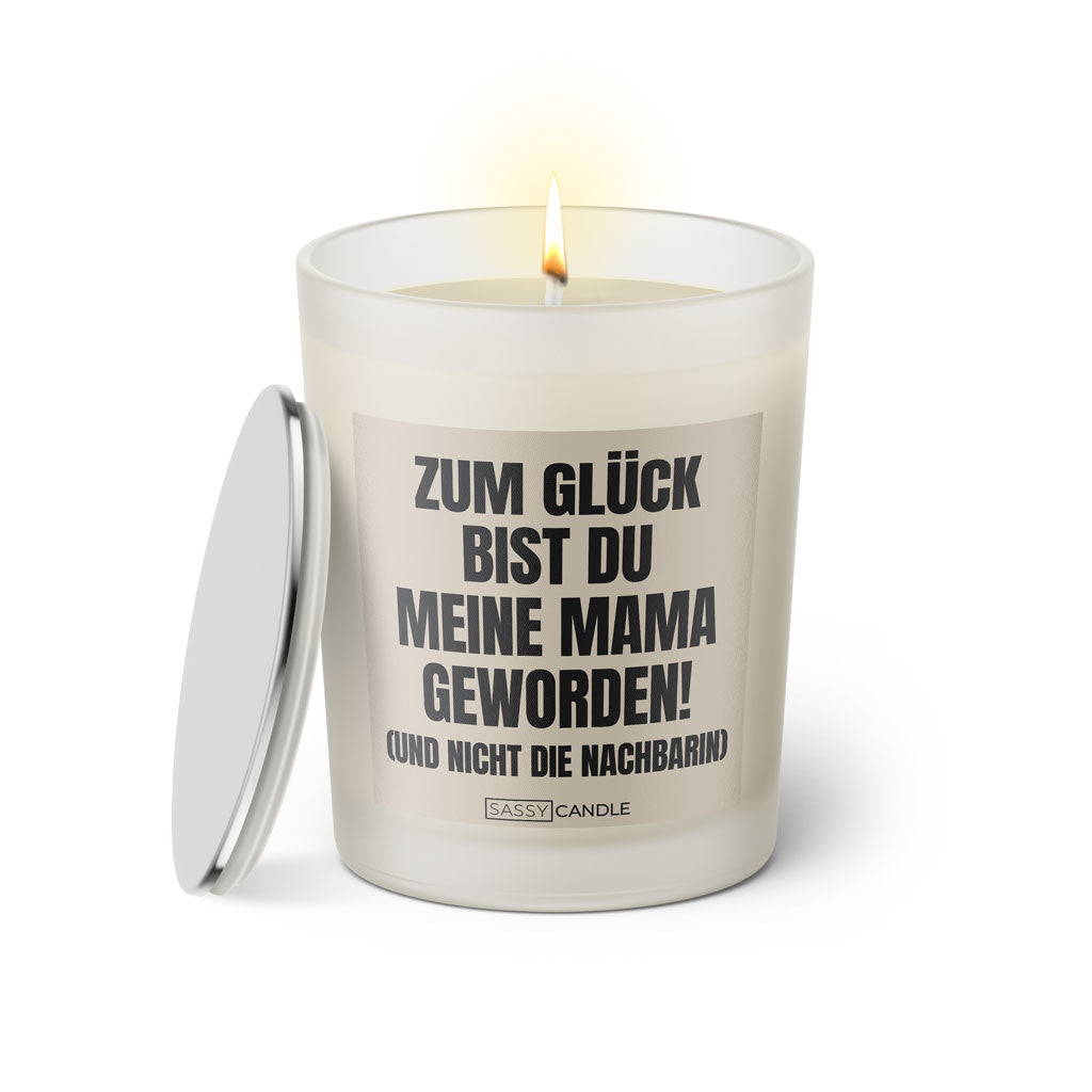 Duftkerze mit witzigen Spruch: Zum Glück bist du meine Mama geworden! (Und nicht die Nachbarin). Farbe beige und schwarz mit silbernem Deckel von Sassy Candle.