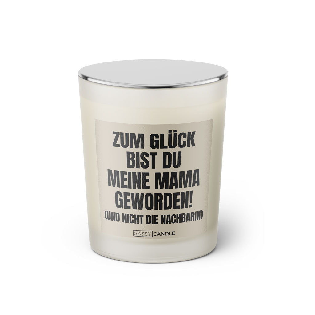 Duftkerze mit witzigen Spruch: Zum Glück bist du meine Mama geworden! (Und nicht die Nachbarin). Farbe beige und schwarz mit silbernem Deckel von Sassy Candle.
