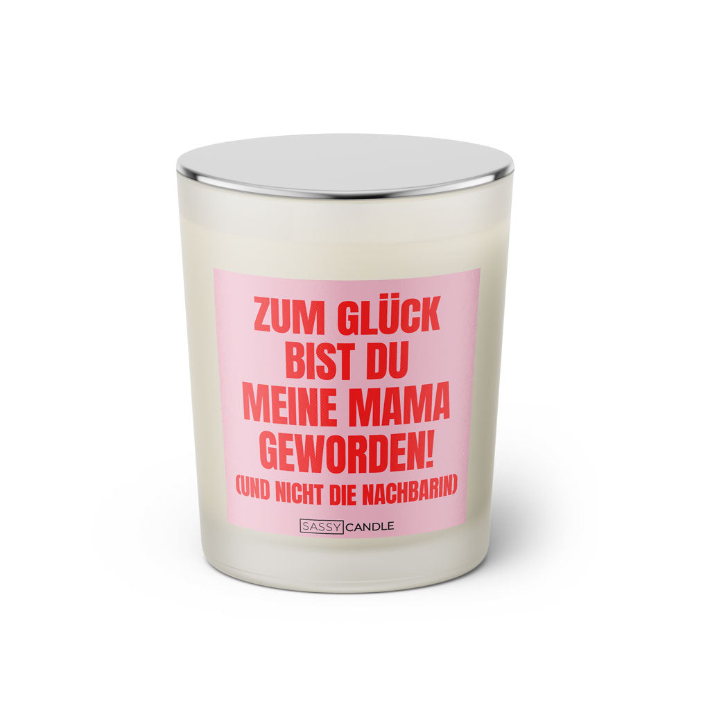 Duftkerze mit witzigen Spruch: Zum Glück bist du meine Mama geworden! (Und nicht die Nachbarin). Farbe rosa und pink mit silbernem Deckel von Sassy Candle.