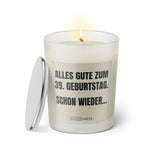 Duftkerze mit witzigem Spruch. Alles Gute zum 39. Geburtstag. Schon wieder. Farbe beige und schwarzer Schrift. Kerzenglas mit silbernem Deckel von SassyCandle.