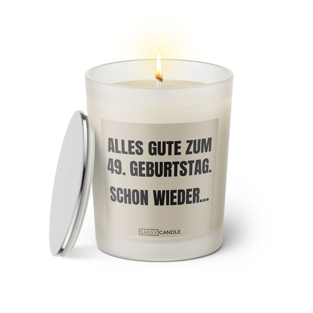  Duftkerze mit witzigem Spruch. Alles Gute zum 49. Geburtstag. Schon wieder. Farbe beige und schwarze Schrift. Kerzenglas mit silbernem Deckel von SassyCandle.