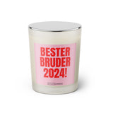 Duftkerze mit witzigem Spruch: Bester Bruder 2024. Farbe rosa und pinke Schrift. Kerzenglas mit silbernem geschlossenem Deckel von SassyCandle.