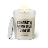 Duftkerze mit witzigem Spruch. Congrats same dick forever. Farbe beige und schwarze Schrift. Kerzenglas mit silbernem Deckel von SassyCandle.