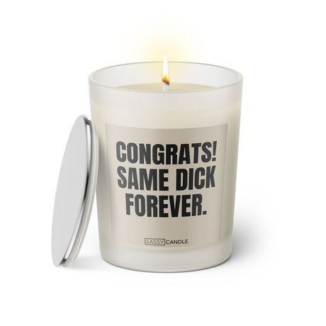 Duftkerze mit witzigem Spruch. Congrats same dick forever. Farbe beige und schwarze Schrift. Kerzenglas mit silbernem Deckel von SassyCandle.