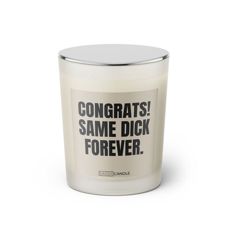 Duftkerze mit witzigem Spruch. Congrats same dick forever. Farbe beige und schwarze Schrift. Kerzenglas mit geschlossenem silbernem Deckel von SassyCandle.