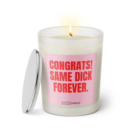 Duftkerze mit witzigem Spruch. Congrats same dick forever. Farbe rosa und pinke Schrift. Kerzenglas mit silbernem Deckel von SassyCandle.