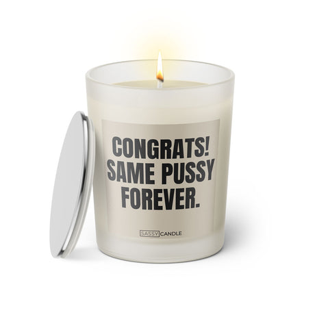 Duftkerze mit witzigem Spruch. Congrats same pussy forever. Farbe beige und schwarze Schrift. Kerzenglas mit silbernem Deckel von SassyCandle.