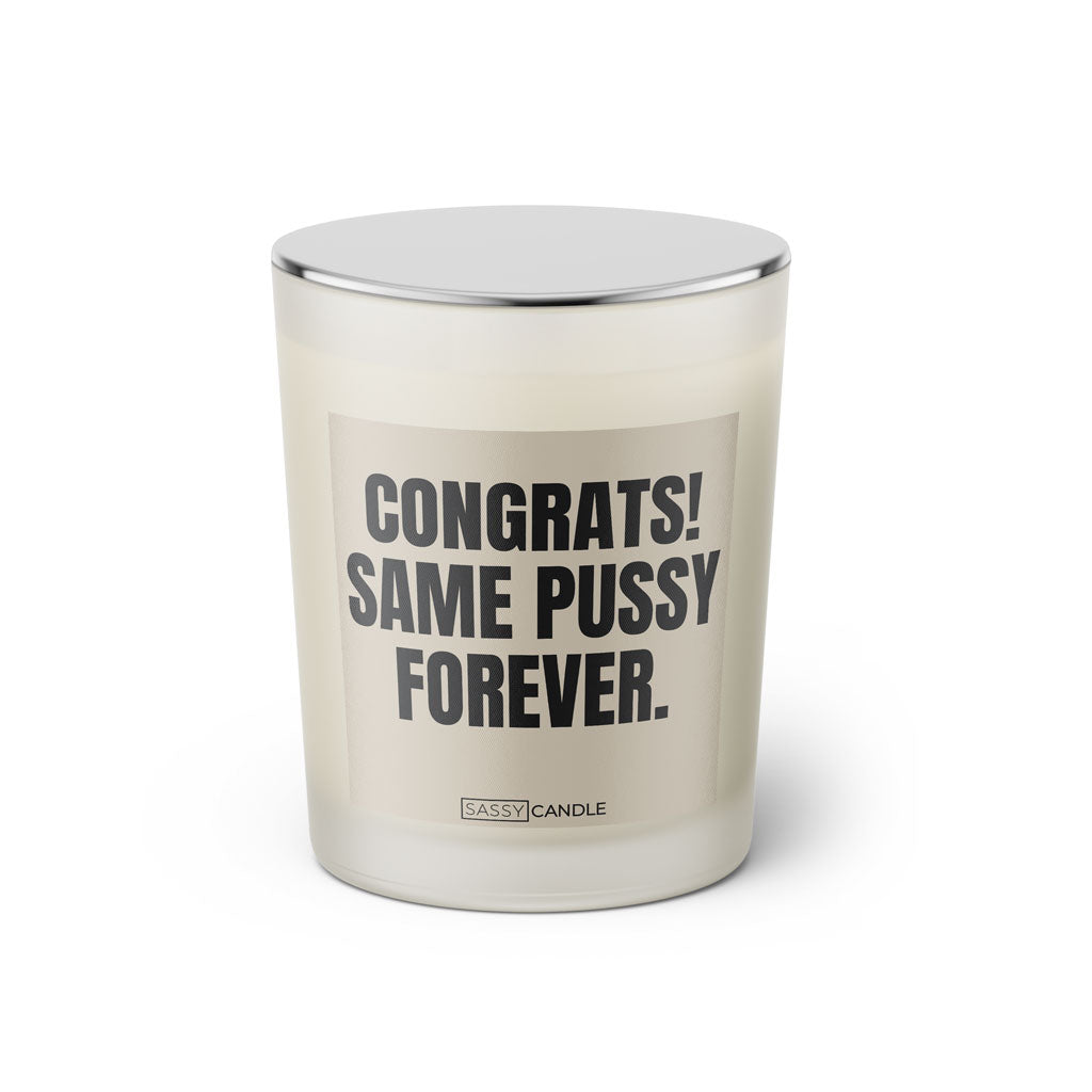 Duftkerze mit witzigem Spruch. Congrats same pussy forever. Farbe beige und schwarze Schrift. Kerzenglas mit geschlossenem silbernem Deckel von SassyCandle.