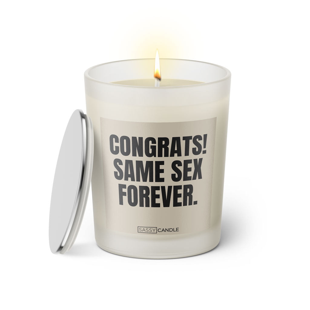 Duftkerze mit witzigem Spruch. Congrats same sex forever. Farbe beige und schwarze Schrift. Kerzenglas mit silbernem Deckel von SassyCandle.