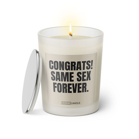 Duftkerze mit witzigem Spruch. Congrats same sex forever. Farbe beige und schwarze Schrift. Kerzenglas mit silbernem Deckel von SassyCandle.