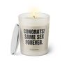 Duftkerze mit witzigem Spruch. Congrats same sex forever. Farbe beige und schwarze Schrift. Kerzenglas mit silbernem Deckel von SassyCandle.