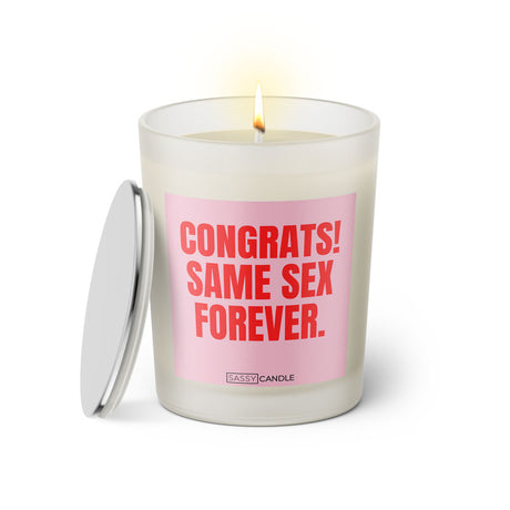 Duftkerze mit witzigem Spruch. Congrats same sex forever. Farbe rosa und pinke Schrift. Kerzenglas mit silbernem Deckel von SassyCandle.
