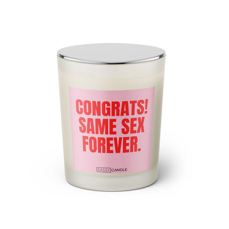 Duftkerze mit witzigem Spruch. Congrats same sex forever. Farbe rosa und pinke Schrift. Kerzenglas mit geschlossenem silbernem Deckel von SassyCandle.