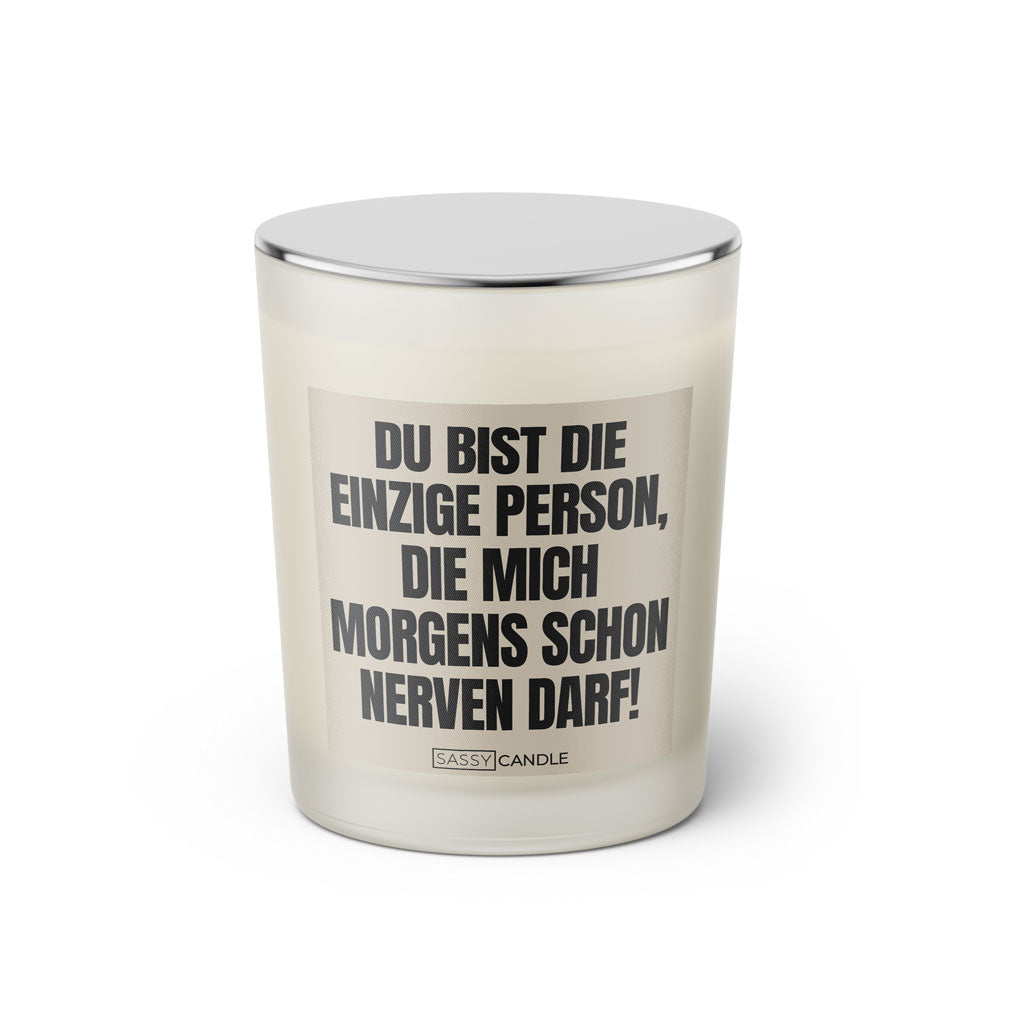 Duftkerze mit witzigen Spruch: Du bist die einzige Person, die mich morgens schon nerven darf! Farbe beige und schwarz von Sassy Candle.