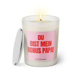 Duftkerze mit witzigem Spruch: Du bist mein Bonus Papa! Farbe rosa und pinke Schrift. Kerzenglas mit silbernem Deckel von SassyCandle.