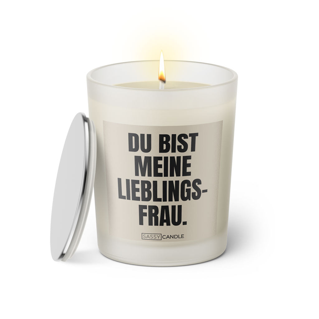 Duftkerze mit witzigem Spruch: Du bist meine Lieblingsfrau. Farbe beige und schwarze Schrift. Kerzenglas mit silbernem Deckel von SassyCandle.