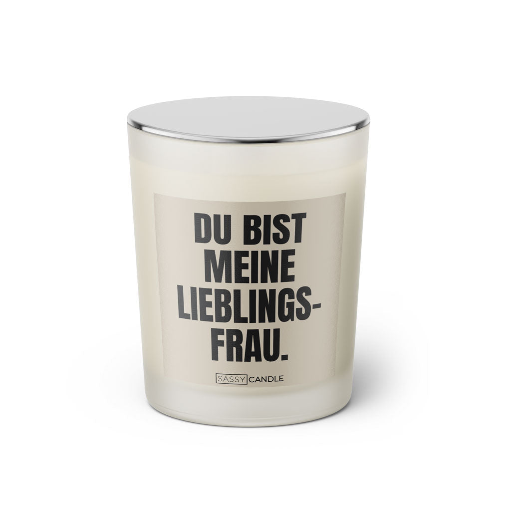Duftkerze mit witzigem Spruch: Du bist meine Lieblingsfrau. Farbe beige und schwarze Schrift. Kerzenglas mit silbernem Deckel von SassyCandle.