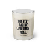 Duftkerze mit witzigem Spruch: Du bist meine Lieblingsfrau. Farbe beige und schwarze Schrift. Kerzenglas mit silbernem Deckel von SassyCandle.