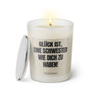 Duftkerze mit witzigem Spruch: Glück ist, eine Schwester wie dich zu haben! Farbe beige und schwarze Schrift. Kerzenglas mit silbernem Deckel von SassyCandle.