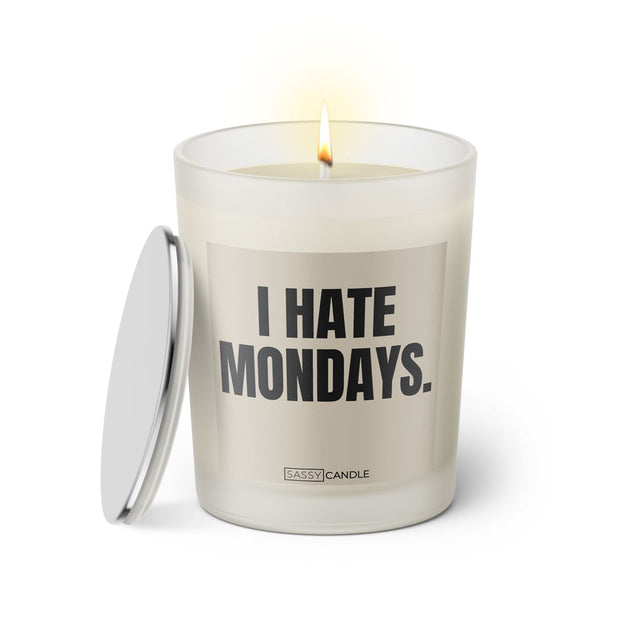 Duftkerze mit witzigem Spruch: I hate mondays. Farbe beige und schwarze Schrift. Kerzenglas mit silbernem Deckel von SassyCandle.