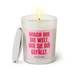 Duftkerze mit witzigem Spruch: Mach dir die Welt, wie sie dir gefällt. Farbe rosa und pinke Schrift. Kerzenglas mit silbernem Deckel von SassyCandle.