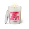 Duftkerze mit witzigem Spruch: Optimismus heißt rückwärts Sumsi mit Po. Farbe rosa und pinke Schrift. Kerzenglas mit silbernem Deckel von SassyCandle.