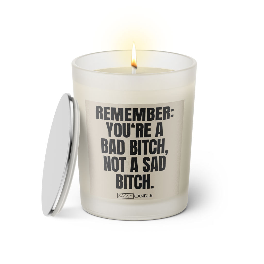 Duftkerze mit witzigem Spruch: Remember: You're bad bitch, not a sad bitch. Farbe beige und schwarze Schrift. Kerzenglas mit silbernem Deckel von SassyCandle.