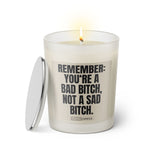 Duftkerze mit witzigem Spruch: Remember: You're bad bitch, not a sad bitch. Farbe beige und schwarze Schrift. Kerzenglas mit silbernem Deckel von SassyCandle.