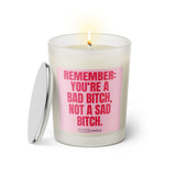 Duftkerze mit witzigem Spruch: Remember: You're bad bitch, not a sad bitch. Farbe rosa und pinke Schrift. Kerzenglas mit silbernem Deckel von SassyCandle.
