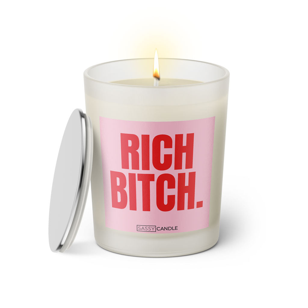 Duftkerze mit witzigem Spruch: Rich bitch. Farbe rosa und pinke Schrift. Kerzenglas mit silbernem Deckel von SassyCandle.