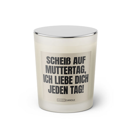 Duftkerze mit witzigen Spruch: Scheiß auf Muttertag, ich liebe dich jeden Tag! Farbe beige und schwarz mit silbernem Deckel von Sassy Candle.
