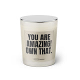 Duftkerze mit witzigem Spruch: You are amazing! Own that. Farbe beige und schwarze Schrift. Kerzenglas mit silbernem geschlossenem Deckel von SassyCandle.
