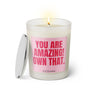 Duftkerze mit witzigem Spruch: You are amazing! Own that. Farbe rosa und pinke Schrift. Kerzenglas mit silbernem Deckel von SassyCandle.
