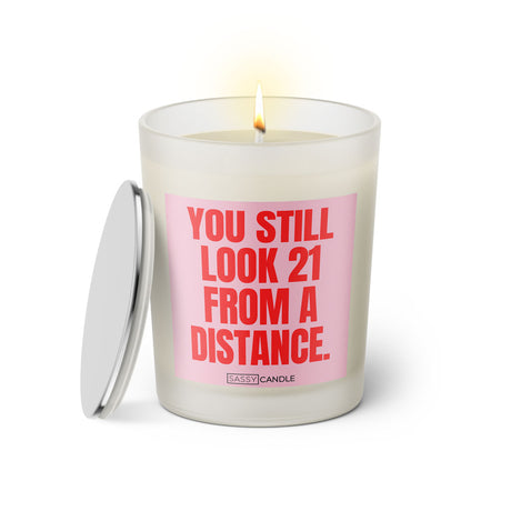 Duftkerze mit Spruch: You still look 21 from a distance. Farbe rosa und pink von Sassy Candle.