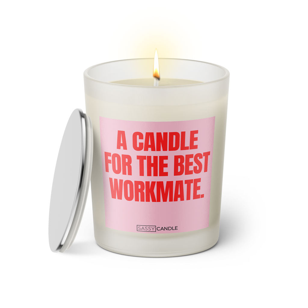 Duftkerze mit witzigem Spruch: A candle for the best Workmate. Farbe rosa und pink Schrift. Kerzenglas mit silbernem Deckel von SassyCandle.