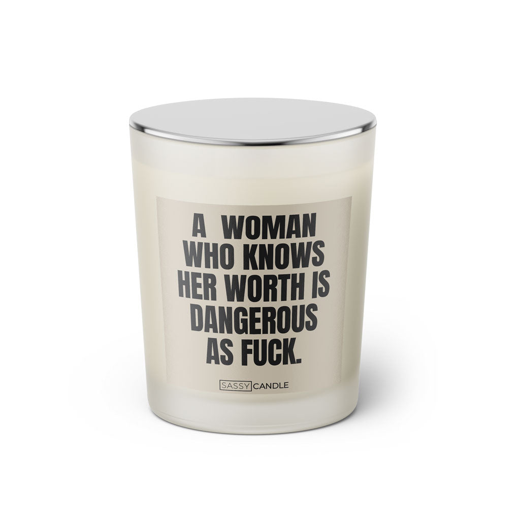 Duftkerze mit witzigen Spruch: A woman who knows her worth is dangerous as fuck. Farbe beige und schwarz von Sassy Candle.