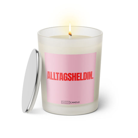 Duftkerze mit Spruch: Alltagsheldin. Farbe rosa und pink von Sassy Candle.