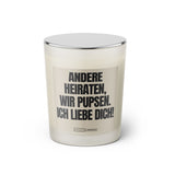 Duftkerze mit witzigen Spruch: Andere heiraten, wir pupsen. Ich liebe dich! Farbe beige und schwarz von Sassy Candle.