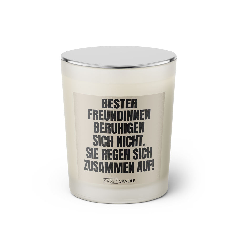 Duftkerze mit witzigen Spruch: Beste Freundinnen beruhigen sich nicht. Sie regen sich zusammen auf! Farbe beige und schwarz von Sassy Candle.