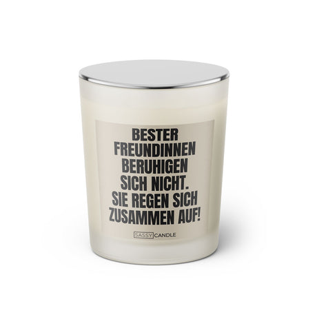 Duftkerze mit witzigen Spruch: Beste Freundinnen beruhigen sich nicht. Sie regen sich zusammen auf! Farbe beige und schwarz von Sassy Candle.