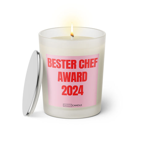 Duftkerze mit witzigem Spruch: Bester Chef Award 2024. Farbe rosa und pinke Schrift. Kerzenglas mit silbernem Deckel von SassyCandle.