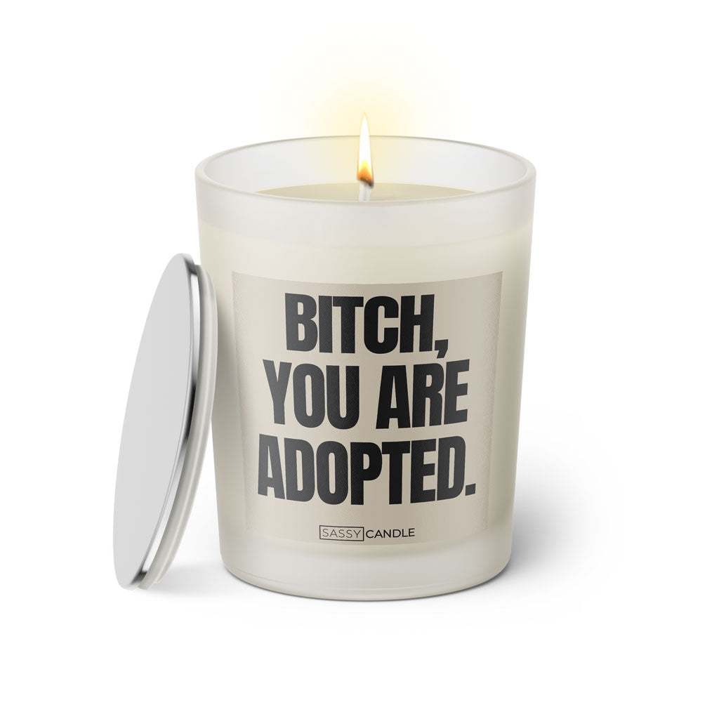 Duftkerze mit witzigen Spruch: Bitch, you are adopted. Farbe beige und schwarz von Sassy Candle.