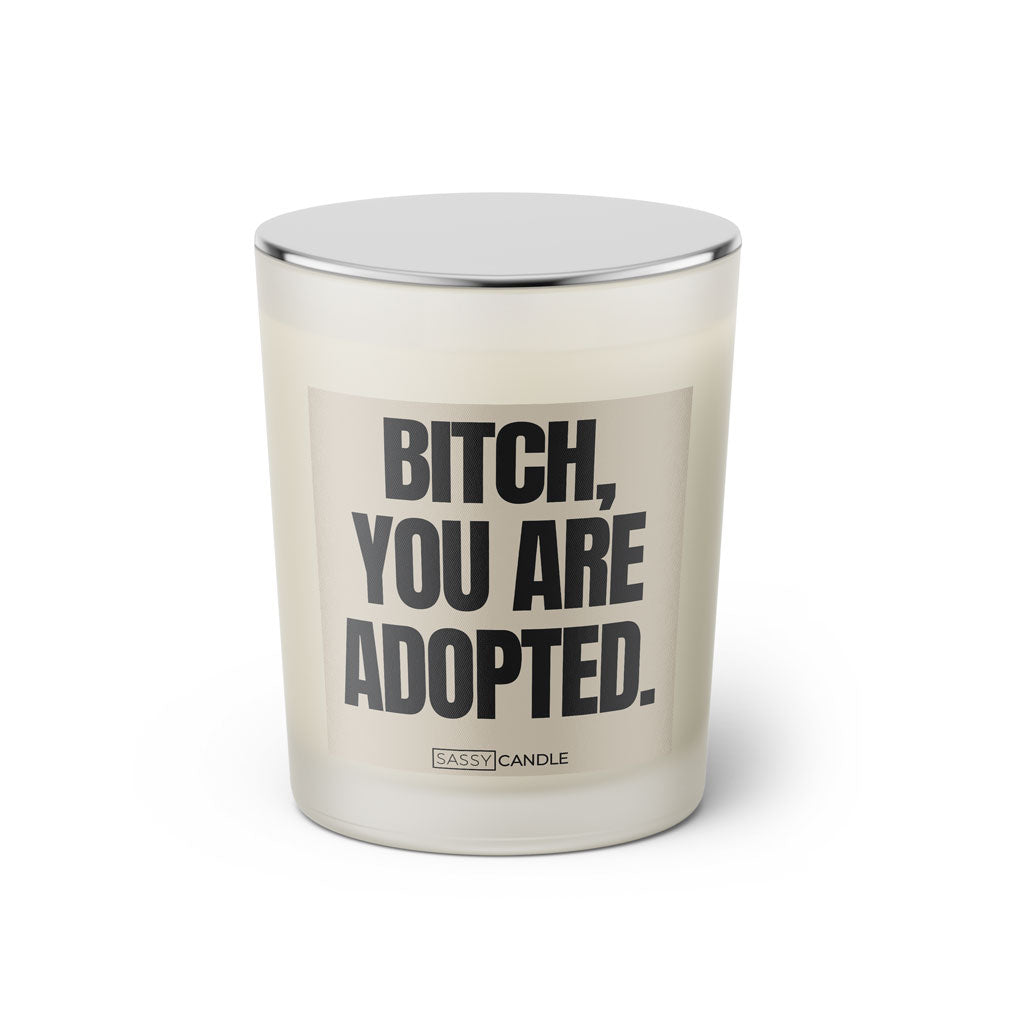 Duftkerze mit witzigen Spruch: Bitch, you are adopted. Farbe beige und schwarz von Sassy Candle.
