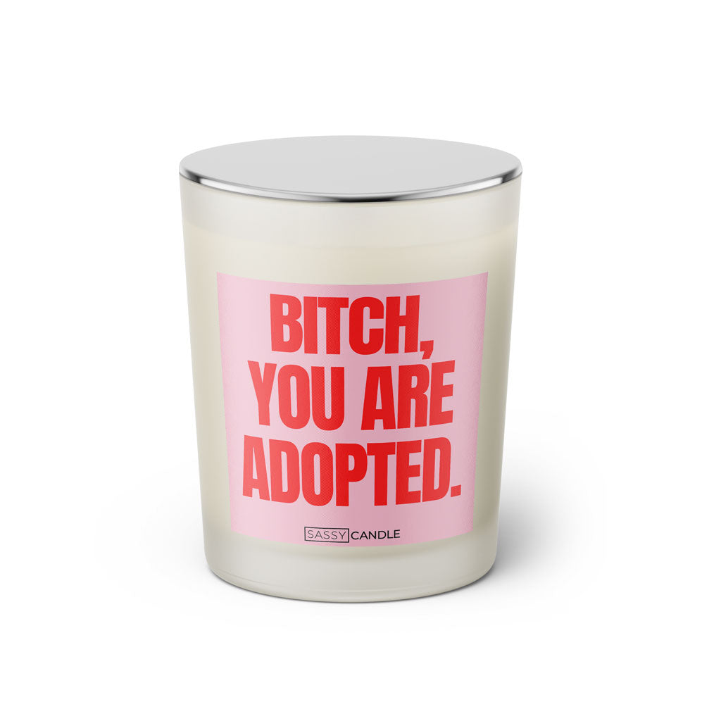 Duftkerze mit witzigen Spruch: Bitch, you are adopted. Farbe rosa und pink von Sassy Candle.