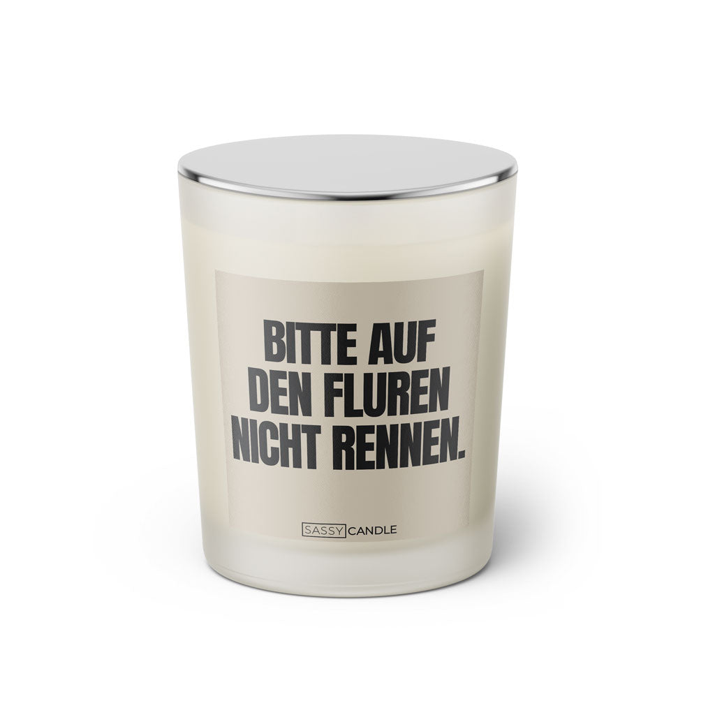 Duftkerze mit witzigen Spruch: Bitte auf den Fluren nicht rennen. Farbe beige und schwarz von Sassy Candle.