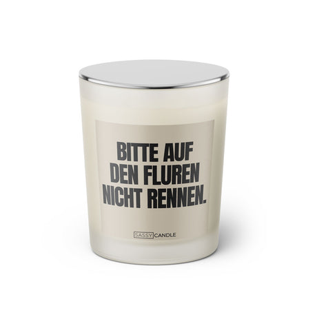 Duftkerze mit witzigen Spruch: Bitte auf den Fluren nicht rennen. Farbe beige und schwarz von Sassy Candle.