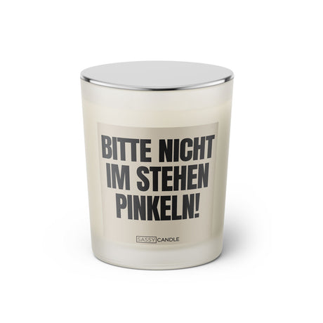 Duftkerze mit witzigen Spruch: Bitte nicht im stehen pinkeln! Farbe beige und schwarz von Sassy Candle.